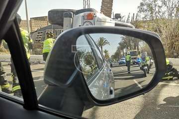 Aparatoso vuelco de un todoterreno en la Avenida del Cabildo de Telde/TA.
